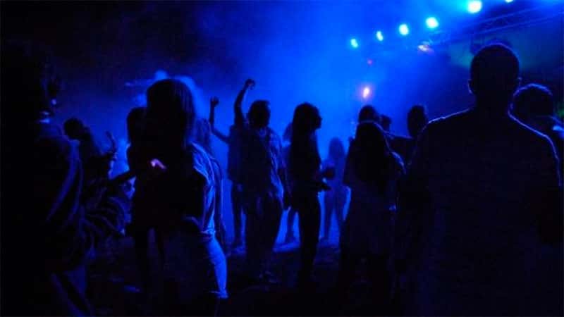 Ómicron en Córdoba: suspendieron recitales, bailes y boliches