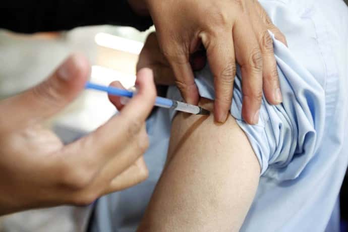 Covid: la aplicación de vacunas se triplicó frente al aumento de casos