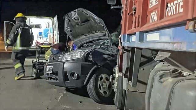 Violento choque entre  camión y una camioneta