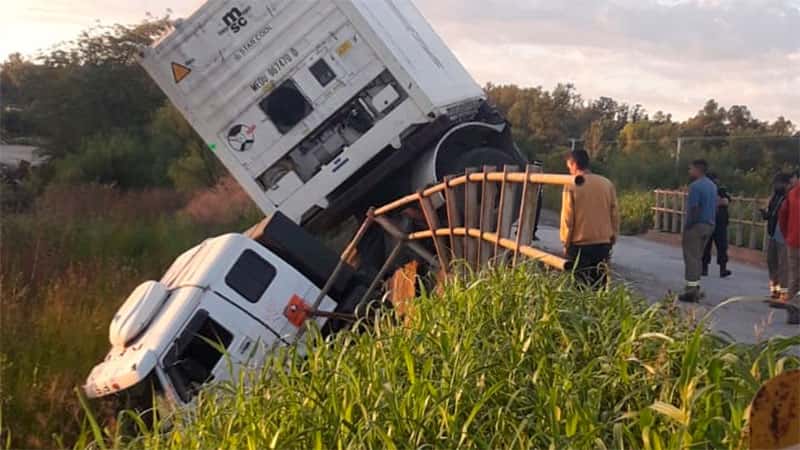 Ruta 11:un camión quedó colgado de un puente
