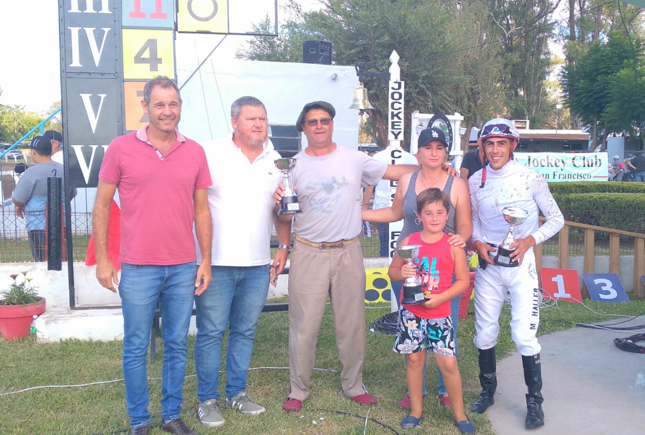 Propietarios y jockey tras recibir los premios de UTTA.