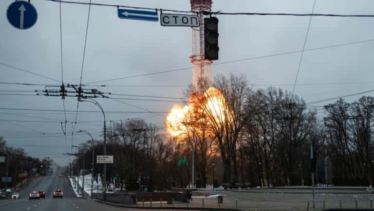 Ucrania quedó sin TV: un ataque ruso destruyó la antena en Kiev y dejó cinco muertos