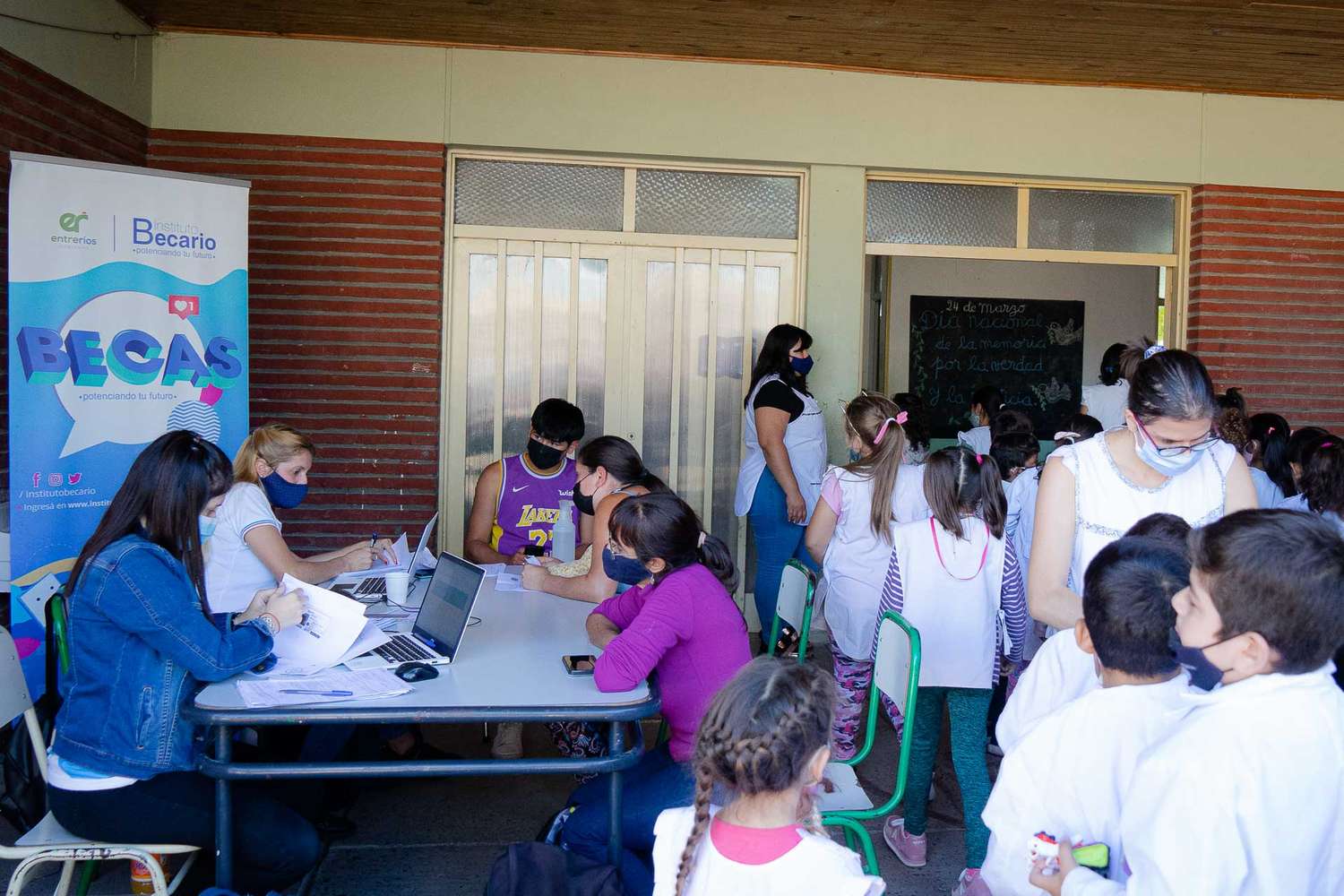 Gualeguay: El Becario móvil estuvo tramitando becas secundarias