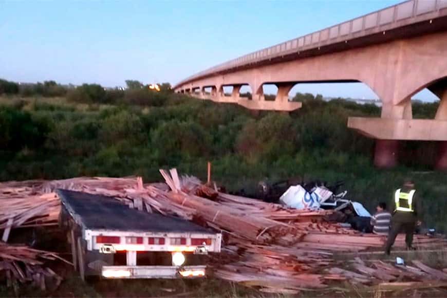 Cayó un camión al vacío en unos de los puentes Rosario-Victoria