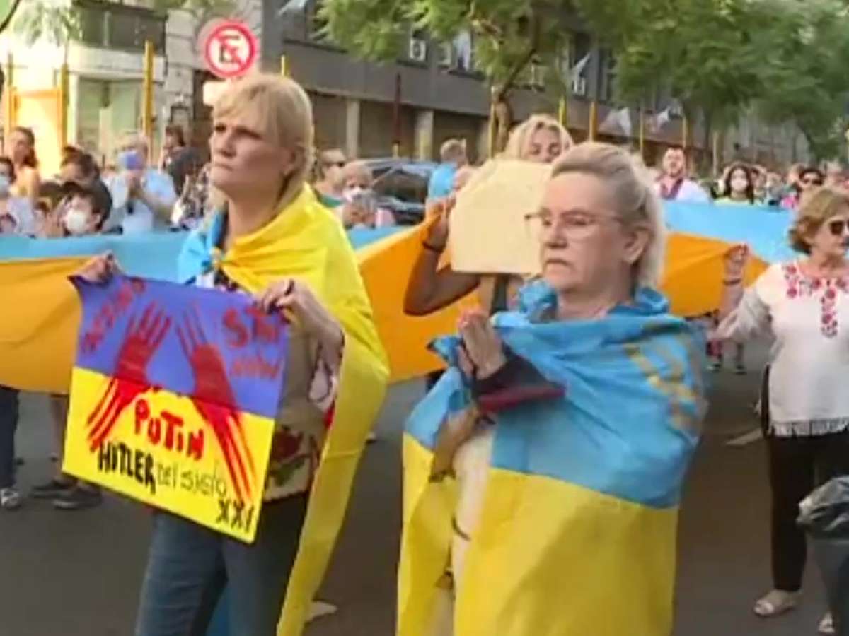 Familiares de ucranianos marcharon hacia Plaza de Mayo: "¡Paren a Putin!"