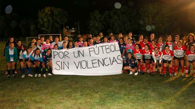Futbolistas respaldaron a arquera que se retira por insultos discriminatorios