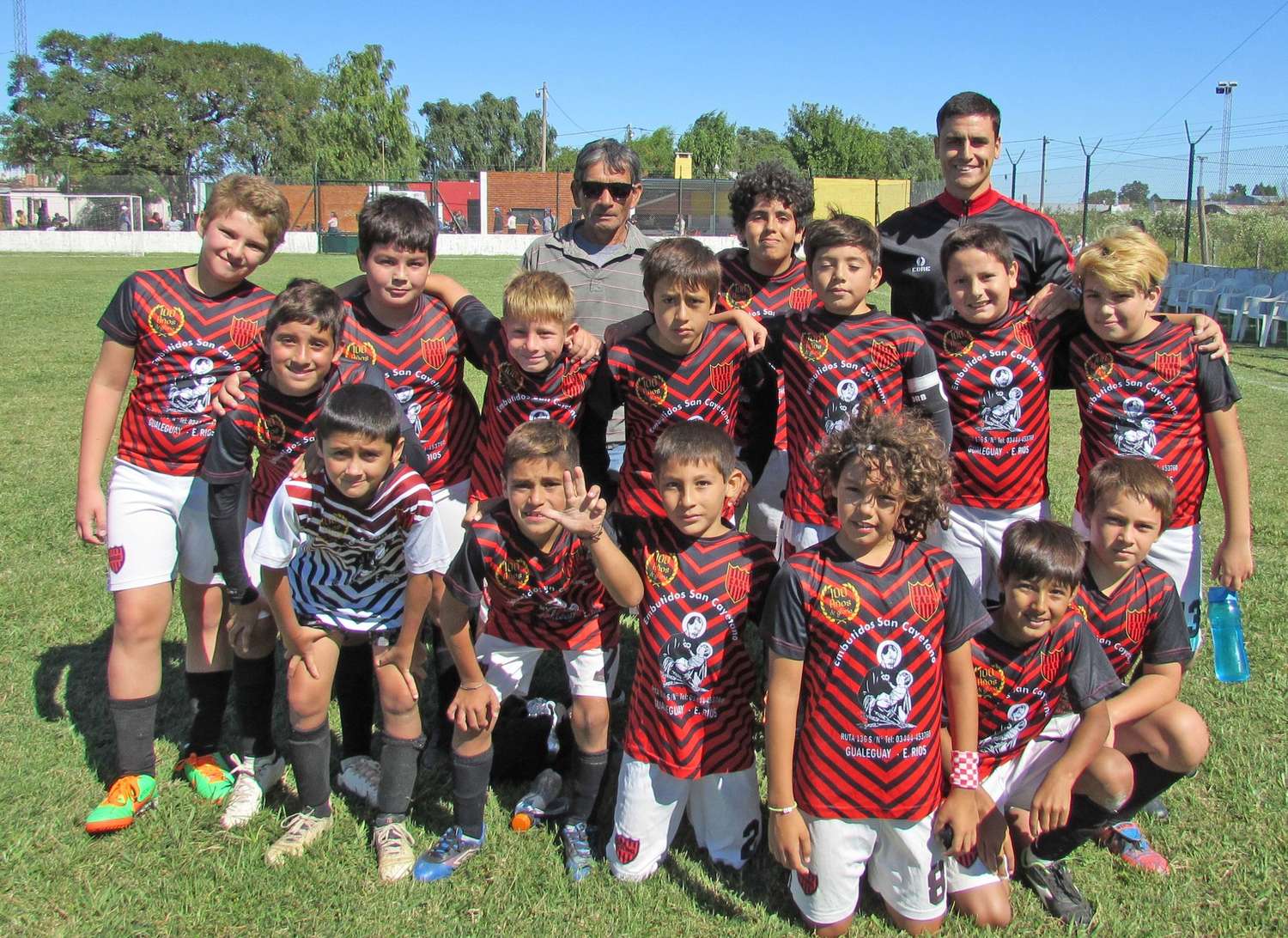 Ya comenzó el torneo Rojo y Negro de fútbol con una gran cantidad de partidos y en donde participan practicamente todos los clubes de Gualeguay con sus divisiones Infantiles.
