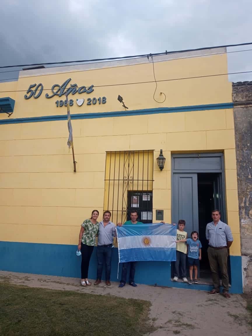 Concejales entregaron una bandera al Club El Progreso