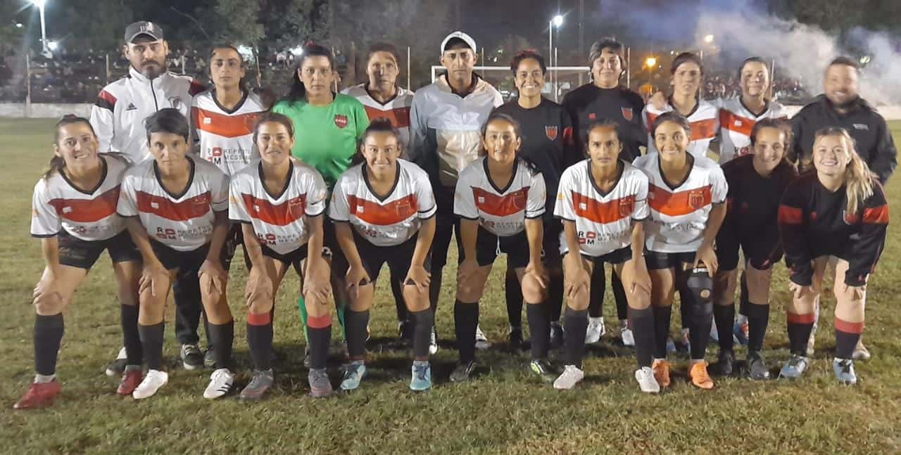 Este es el plantel de Gualeguay Central que le dió el primer título Oficial de Fútbol Femenino a la institución rojinegra.