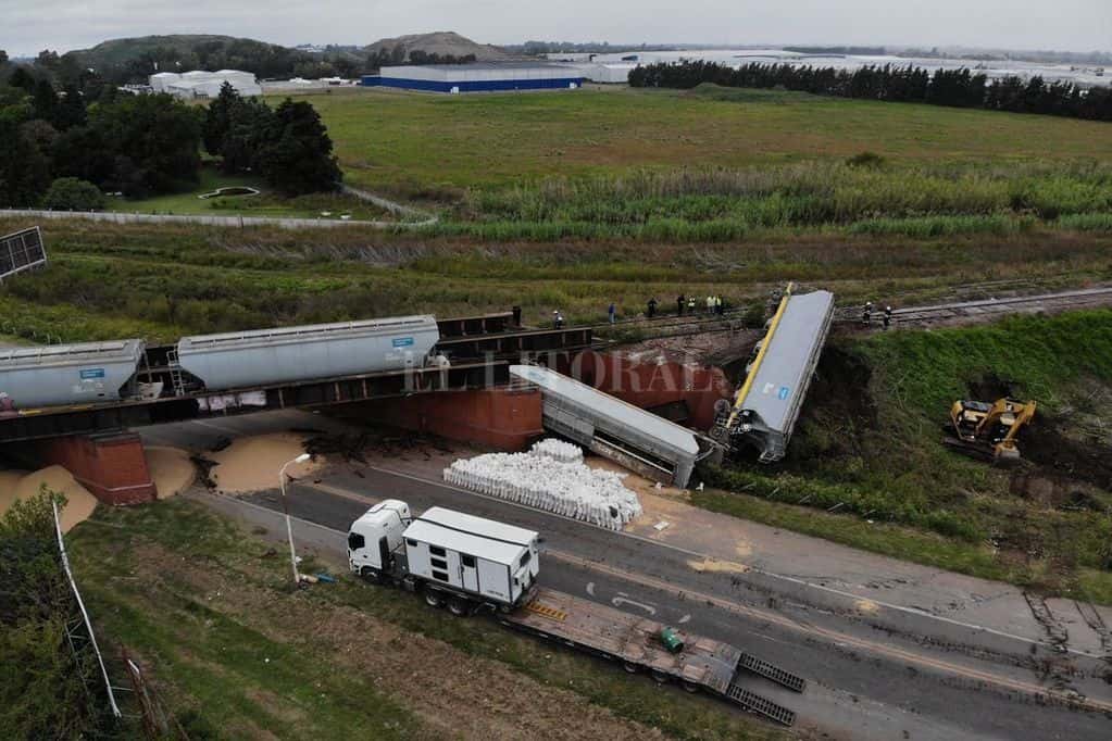 Rosario: un tren de carga descarriló y dos vagones cayeron desde un puente hacia la ruta
