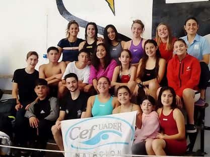 Enarbolando la bandera del CEF Nº2 una delegación de dicho establecimiento hizo un gran torneo de natación en la capital provincial trayéndose varios podios para Gualeguay.