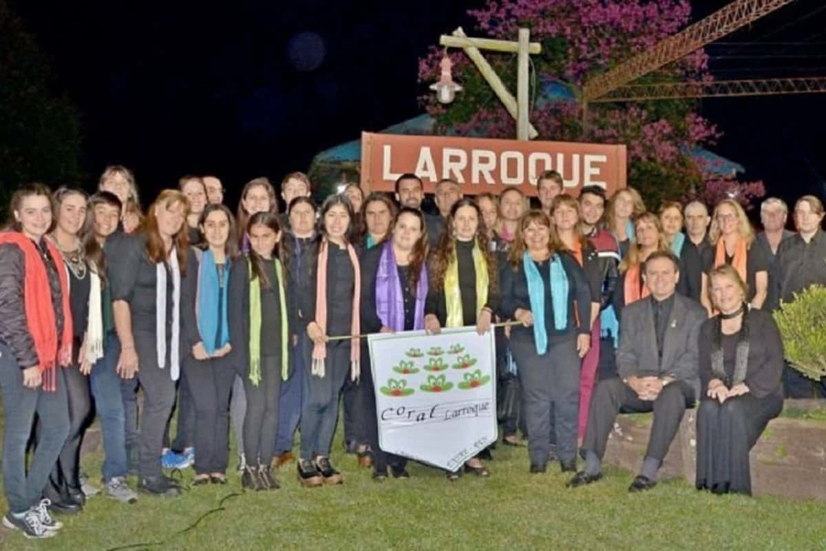 Coral Larroque Municipal cumplió 30 años de canto compartido