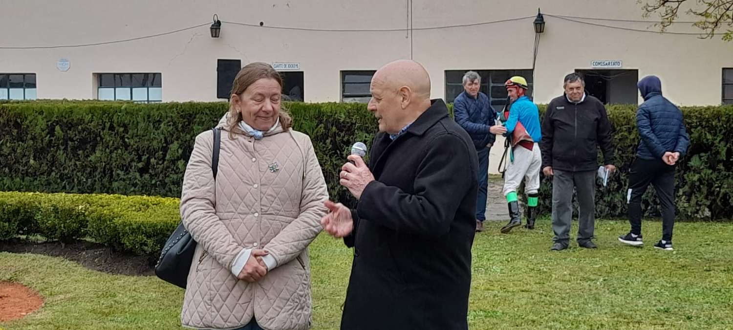 Andrés Eduardo Del Padrone entrevistando a la intendenta Verónica Berisso que fue invitada por las autoridades del Jockey Club Gualeguay para participar de la gran jornada hípica.
