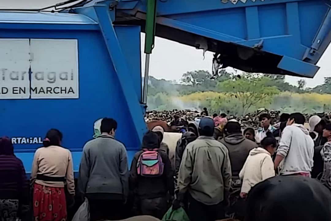 En Salta la gente se amontona a esperar al camión de la basura para buscar alimentos