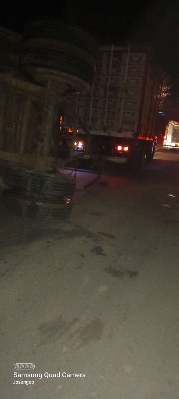 Un camión que transportaba pollos volcó tras morder la banquina en la Ruta 12