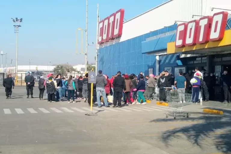 Piqueteros intentaron saquear un supermercado en Rosario