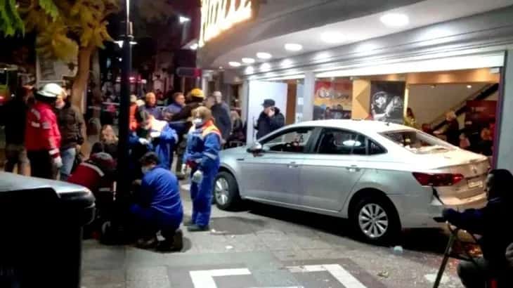 Impresionante accidente : un auto se incrustó en la puerta de un teatro e hirió a 15 personas