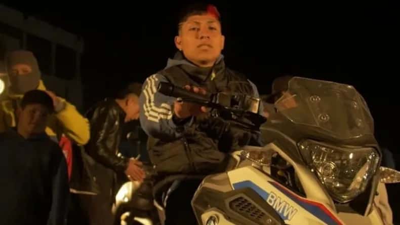Denuncian que un trapero usó una moto robada en su videoclip
