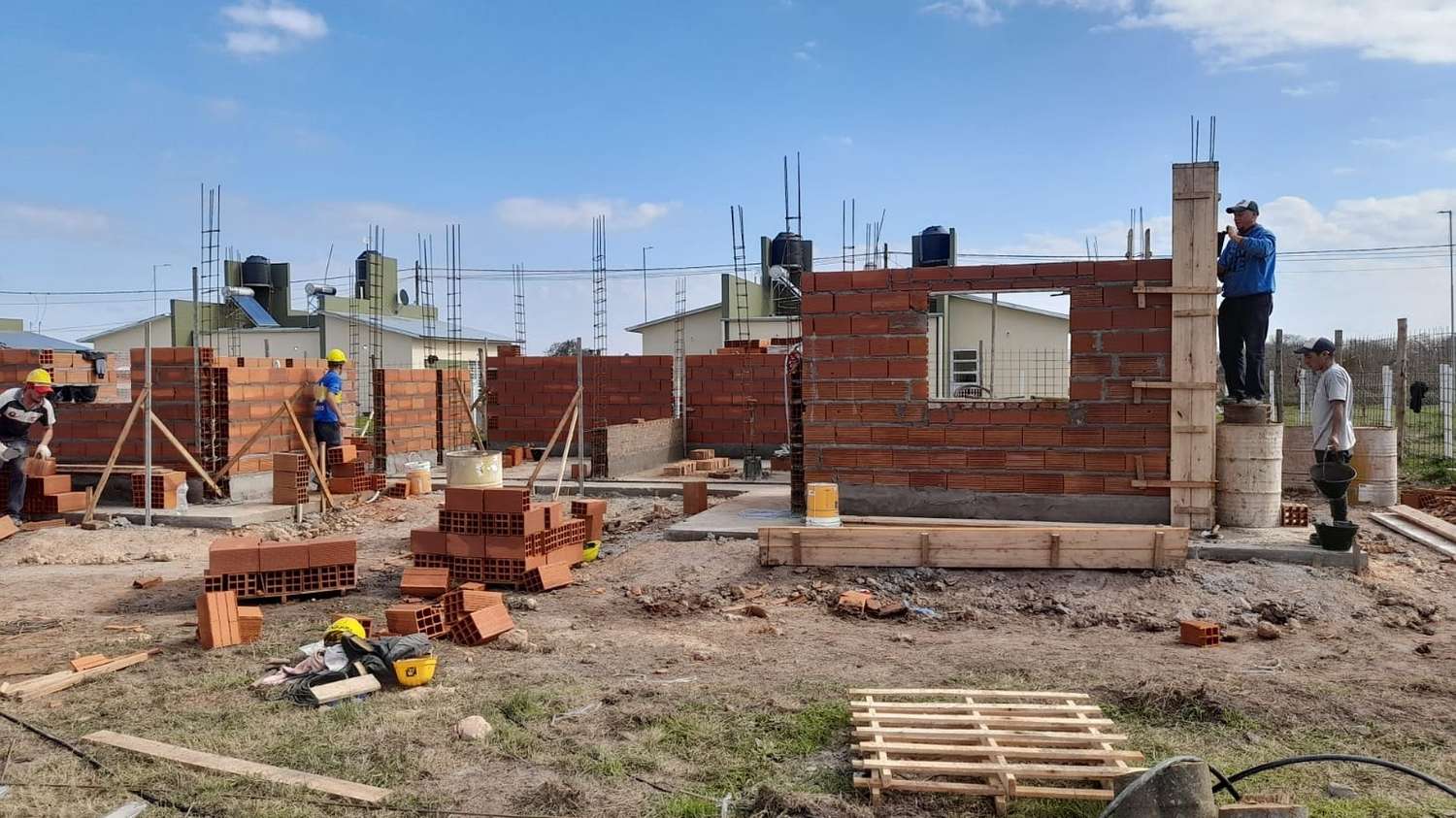 Comenzaron a construirse nuevas viviendas con fondos provinciales para Enrique Carbó y Colonia Ayuí