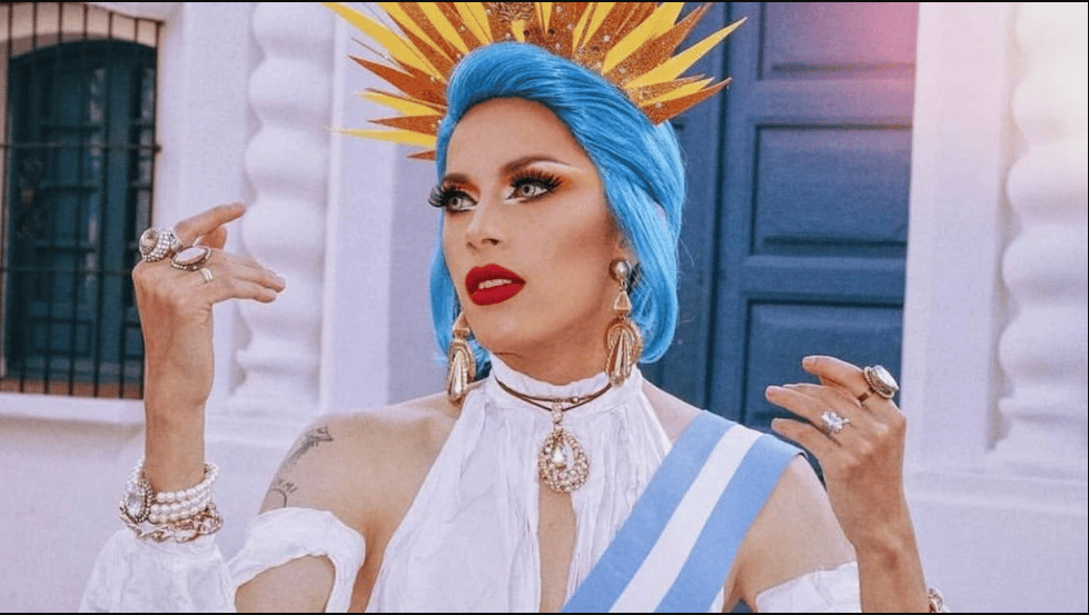 Tiene 22 años y es la primera “Evita, drag queen” en interpretar el himno nacional en la Casa de Tucumán