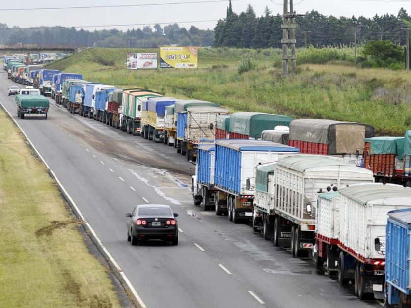 Aplican multa de más de $3 millones por exceso de carga de soja en camiones