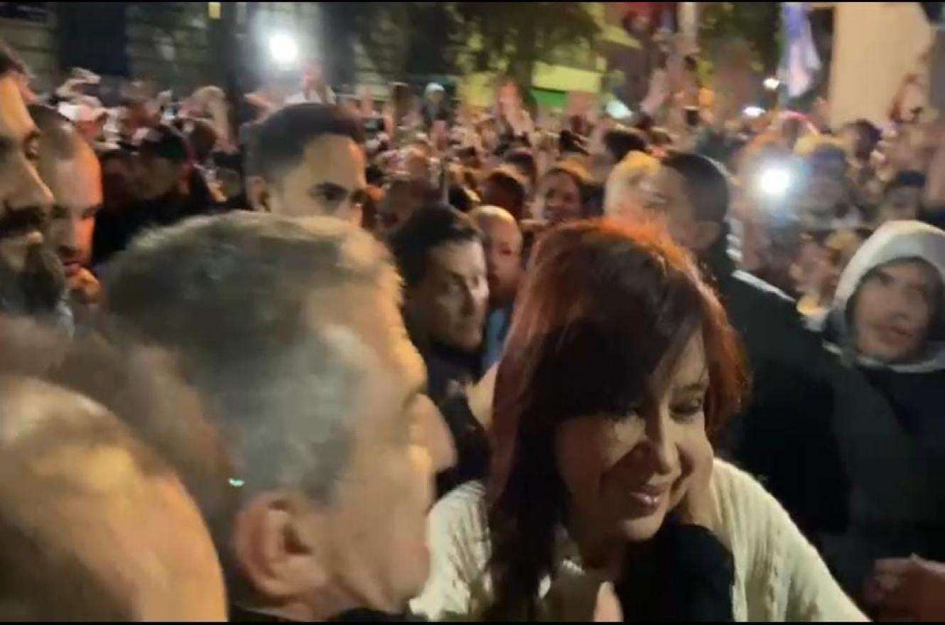 Urribarri saludó a Cristina Kirchner en la masiva manifestación en Recoleta
