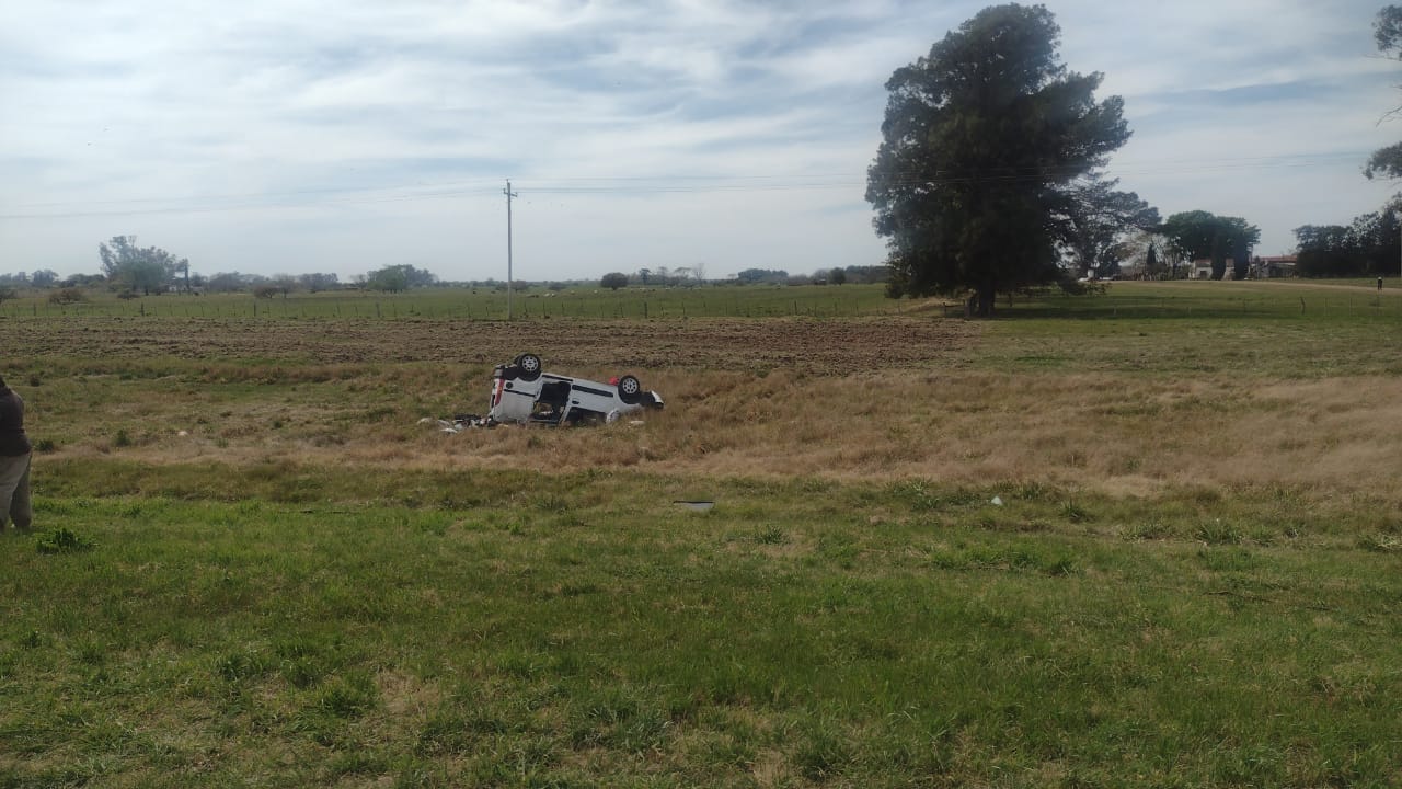 Un auto volcó en  ruta 12