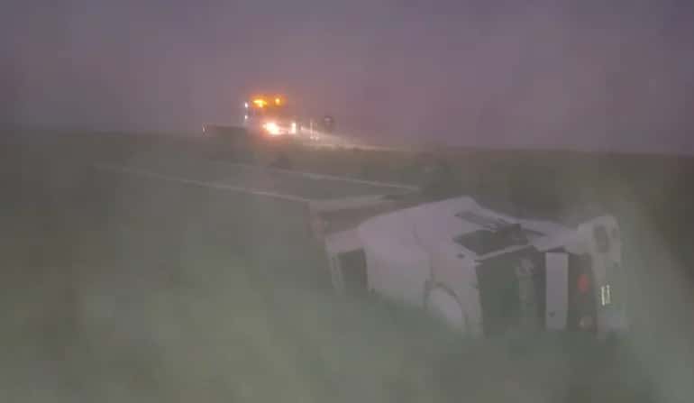 Entre Ríos: volcó un camión cargado con pollos congelados