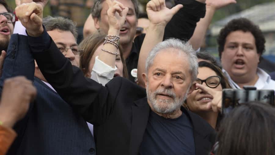Lula tiene 44% contra 31% de Bolsonaro a menos de un mes de las elecciones