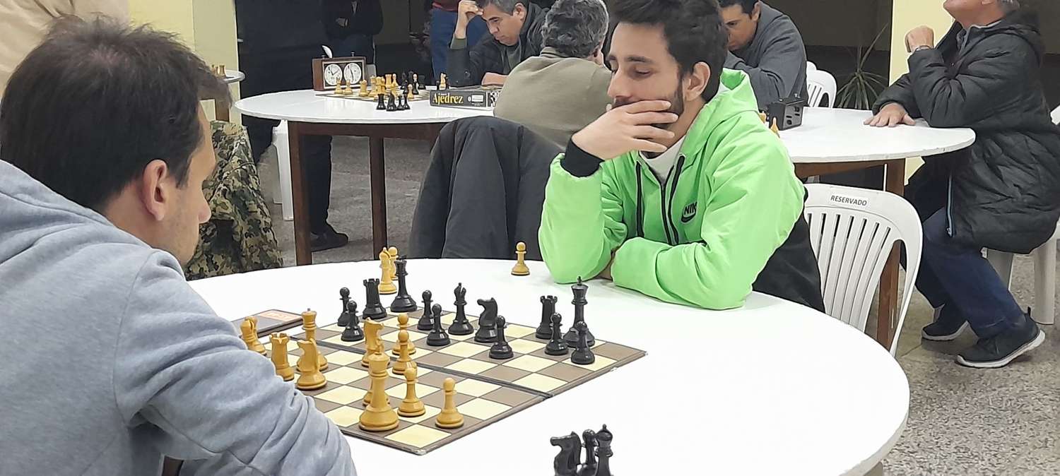 Esta noche tendrá continuidad el certamen de ajedrez en las instalaciones del C.A. Urquiza. Atractiva partida entre Fidel González y el líder de la Zona "A", Agustín Lares.