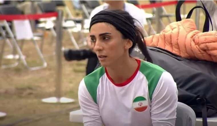 La atleta iraní que compitió sin velo en Seúl regresó a Teherán para ser detenida
