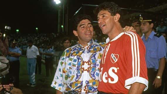 Burru, con la camiseta de Independiente, el club donde tuvo más éxitos, y junto a su socio en la Selección, Maradona Getty Images