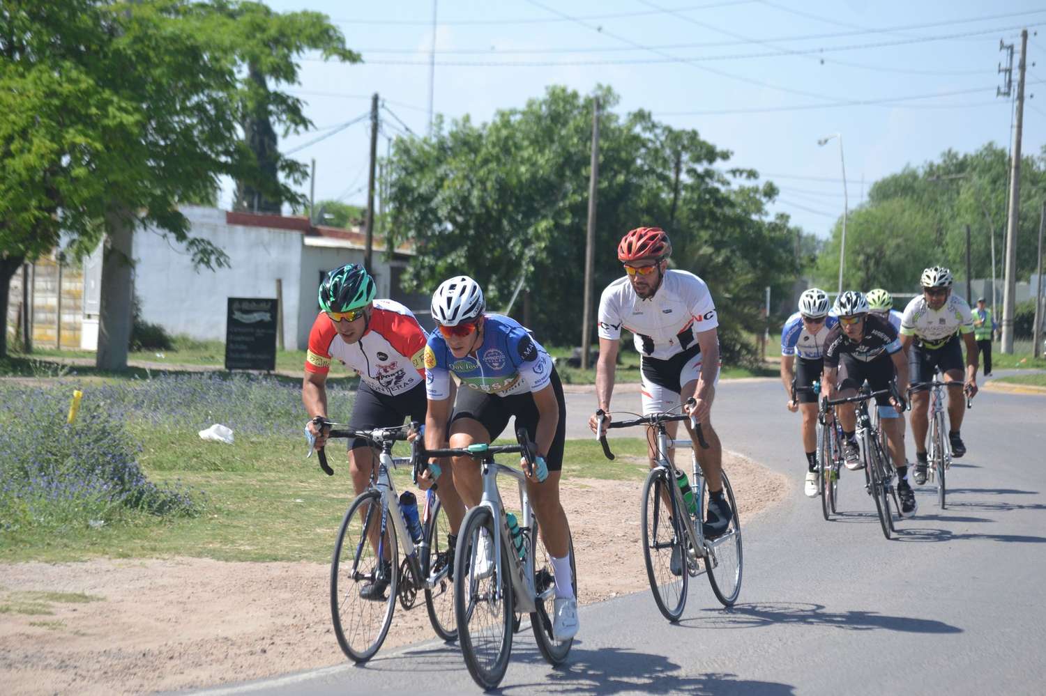 Tras el festival pedalístico del sábado hoy nos visita una delegación ciclistica con fines benéficos.