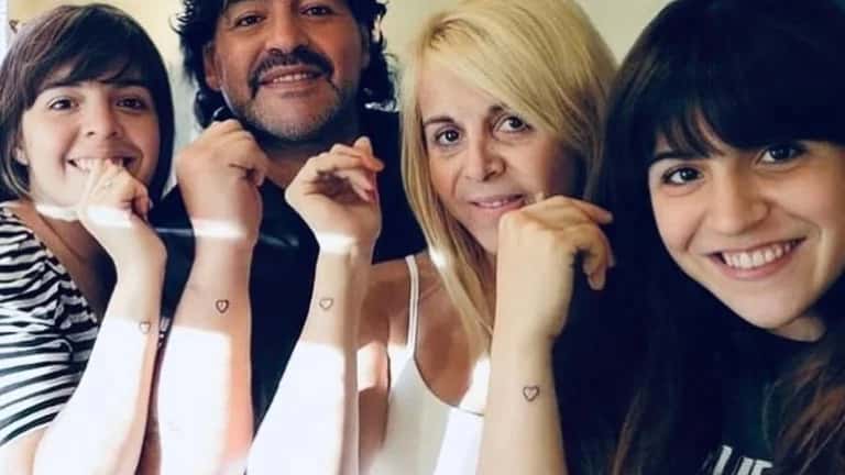 Claudia Villafañe y Diego Maradona con sus hijas Dalma y Gianinna