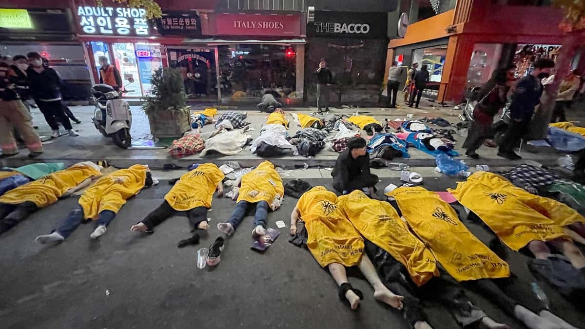 Impactantes imágenes de las víctimas de la estampida tendidas en el lugar de la tragedia / Foto: AFP.