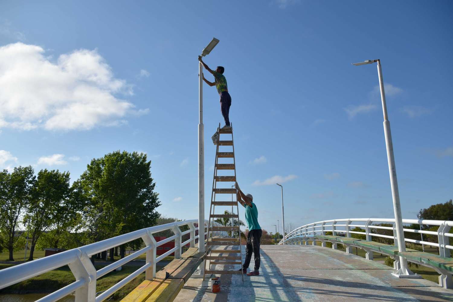 El Municipio realiza trabajos de refacción en el Puente Peatonal de Costanera