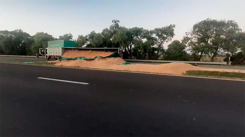 Vuelco de un acoplado en Ruta 12