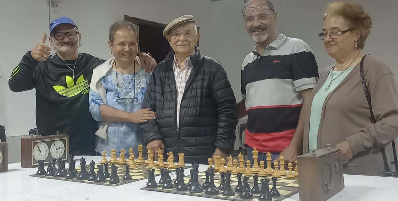Con una sencilla ceremonia en donde estuvo presente Timoteo González, dió comienzo el torneo de ajedrez en Barrio Norte que continúa esta noche.