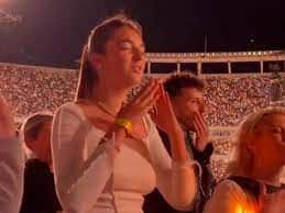 Margarita, la hija de Esteban Bullrich, fue a ver a Coldplay y se emocionó al cantar en lengua de señas