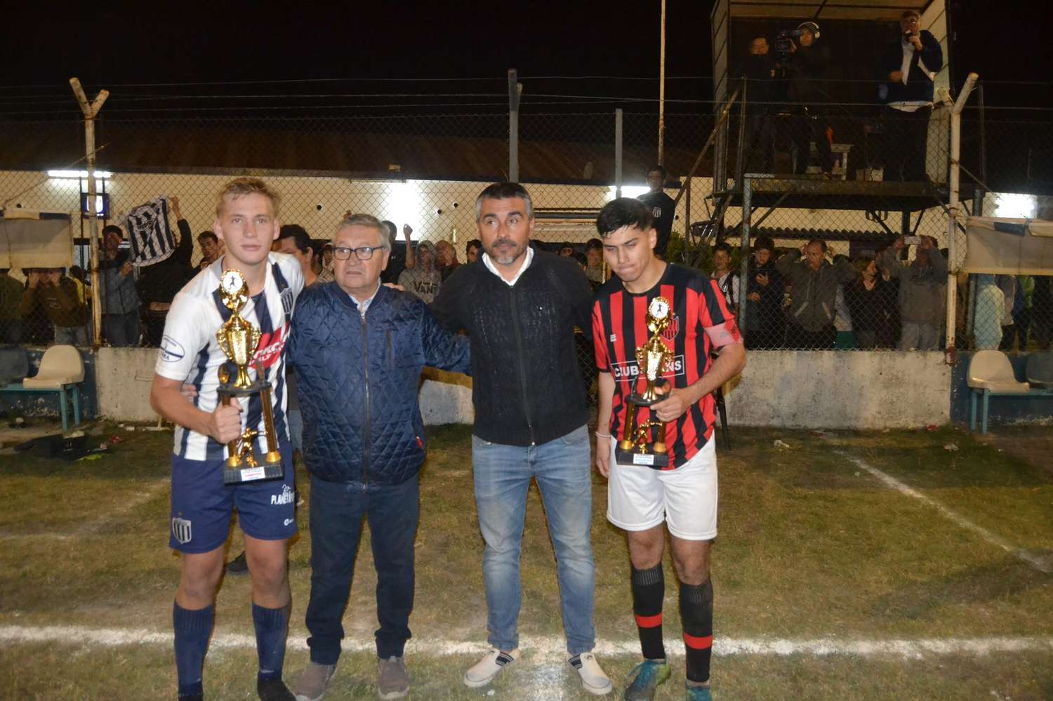 Los capitanes de Sociedad Sportiva y Gualeguay Central recibiendo los premios y en la entrega estuvieron el presidente da Liga, Rubén Garibotti y el titular del Departamento de Fútbol Infantil, Luis Cogorno.