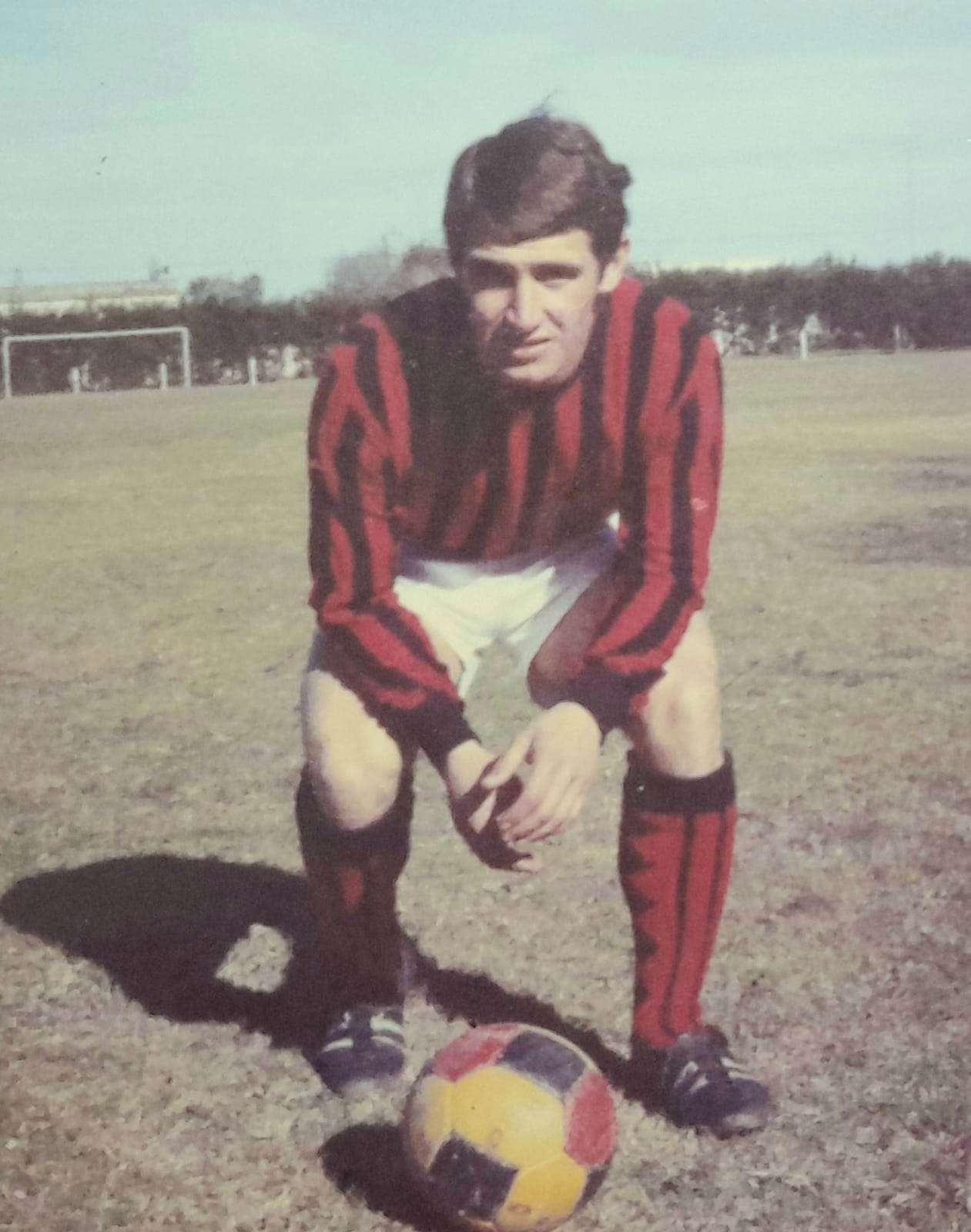 Julio "Toti" Cabrera, uno de los jugadores que hizo historia en el club rojinegro y en el fútbol de Gualeguay.