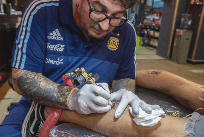 Los tatuadores, encargados de que el agradecimiento popular a la Scaloneta sea eterno