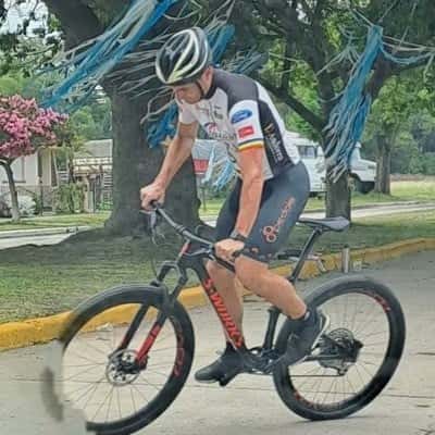 Scaloni paseó por Pujato andando en bicicleta, otra de sus pasiones