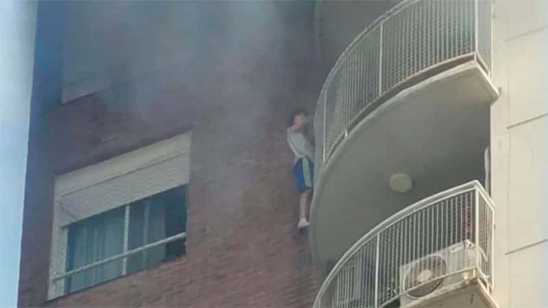 Un nene se colgó del balcón de un piso 13 para escapar de un incendio