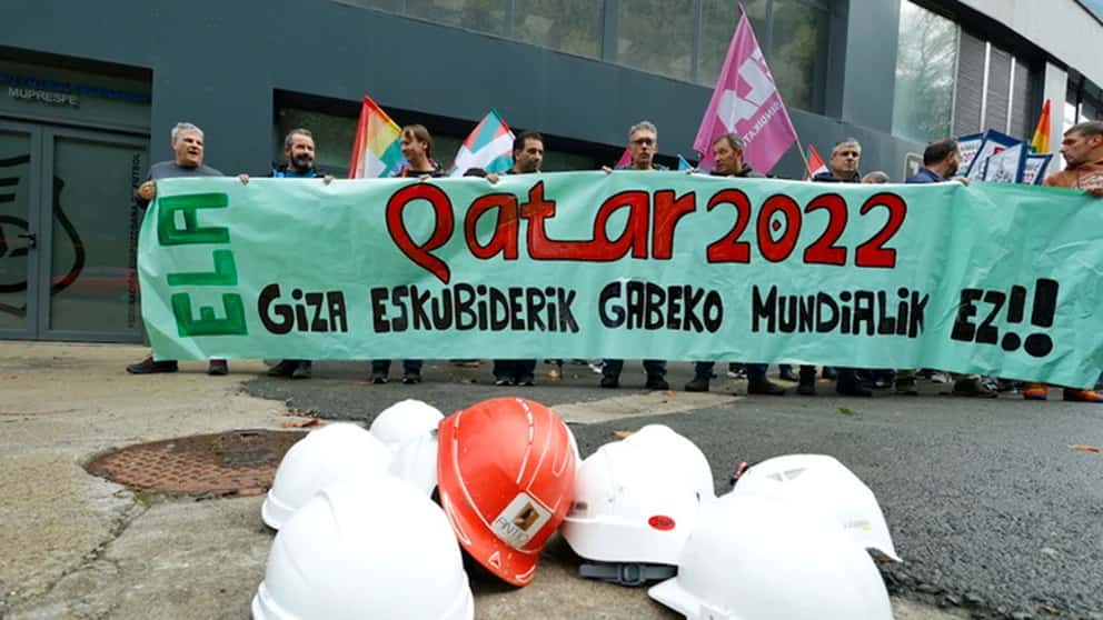 Una protesta por la muerte de trabajadores en la construcción de estadios en Qatar
