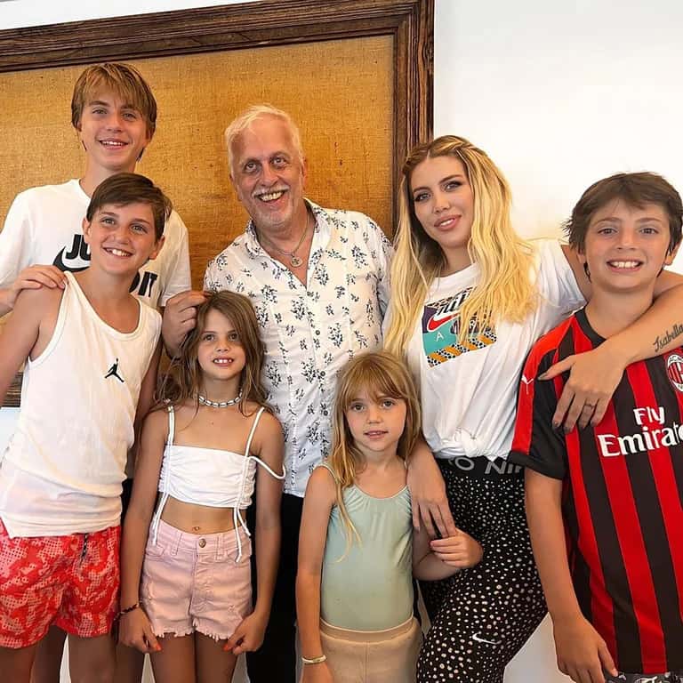 Wanda junto a su papá Andres, y sus cinco hijos.