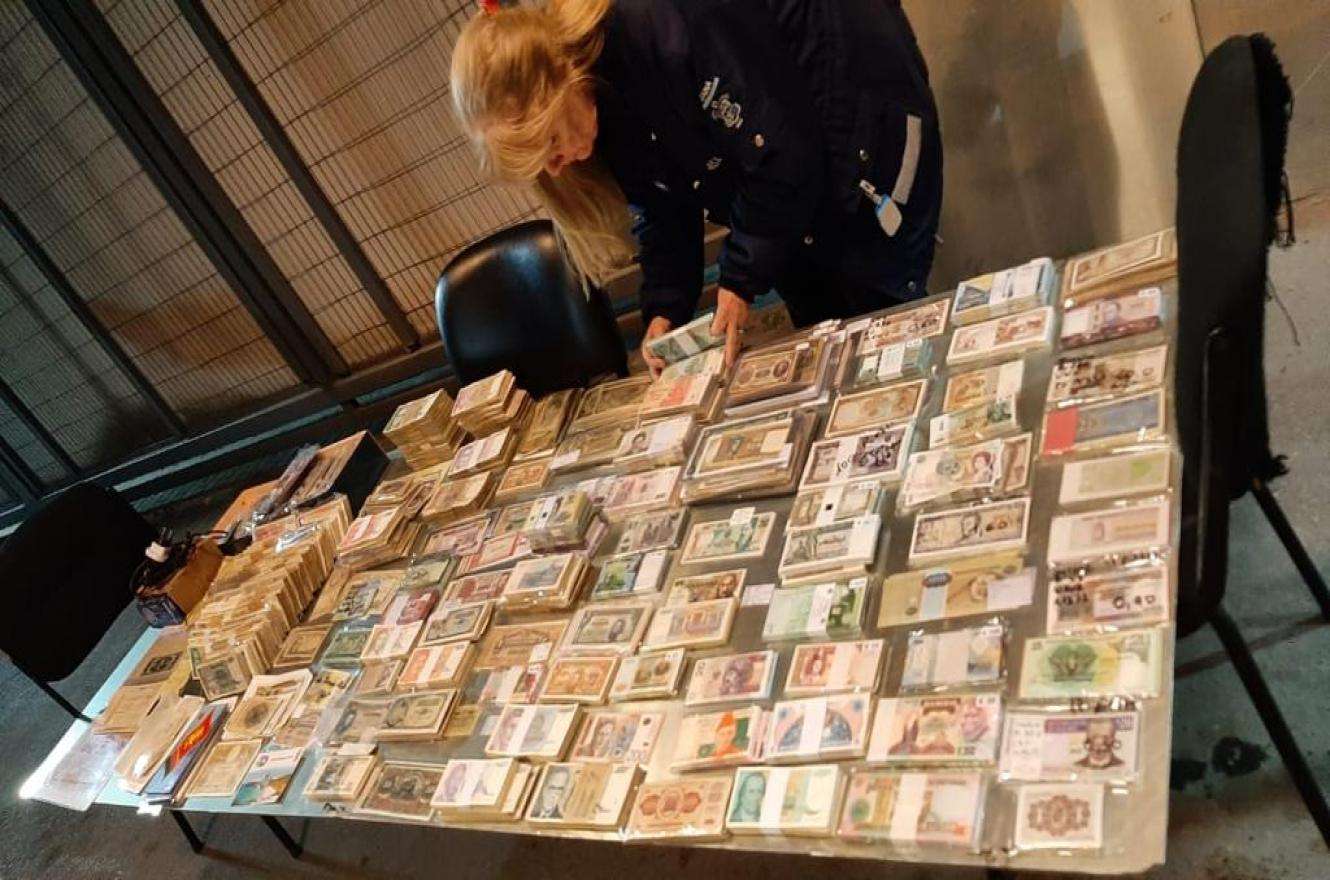 Aduana detuvo el contrabando de una colección de monedas y billetes con valor histórico