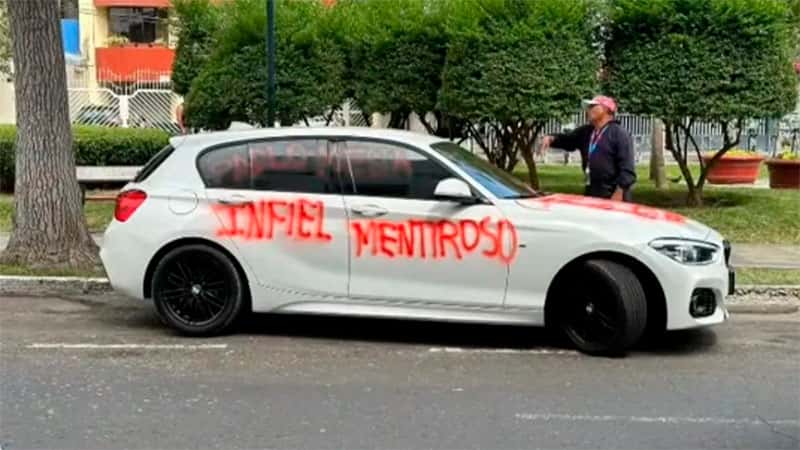 Mujer vengó la infidelidad de su marido y le pintó grafitis en su auto