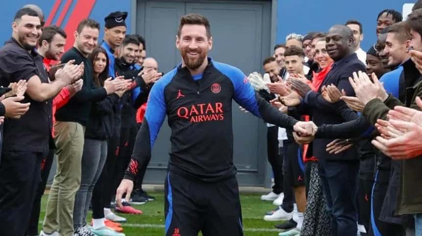 Pasillo de campeón y aplausos: así recibieron a Messi en su regreso a PSG