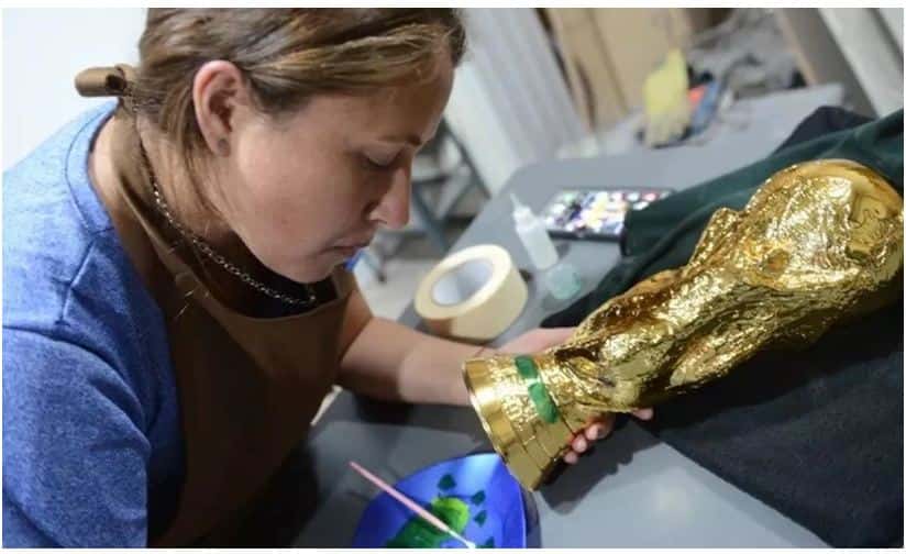 La artesana que hizo la “falsa” Copa del Mundo que levantó Messi en Qatar